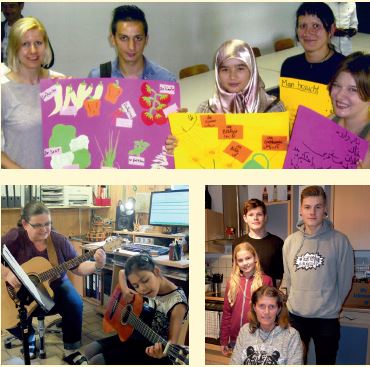 Kinder mit selbst gestalteten Plakaten und beim gemeinsamen Musizieren